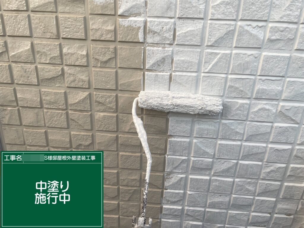 中塗りを行います。